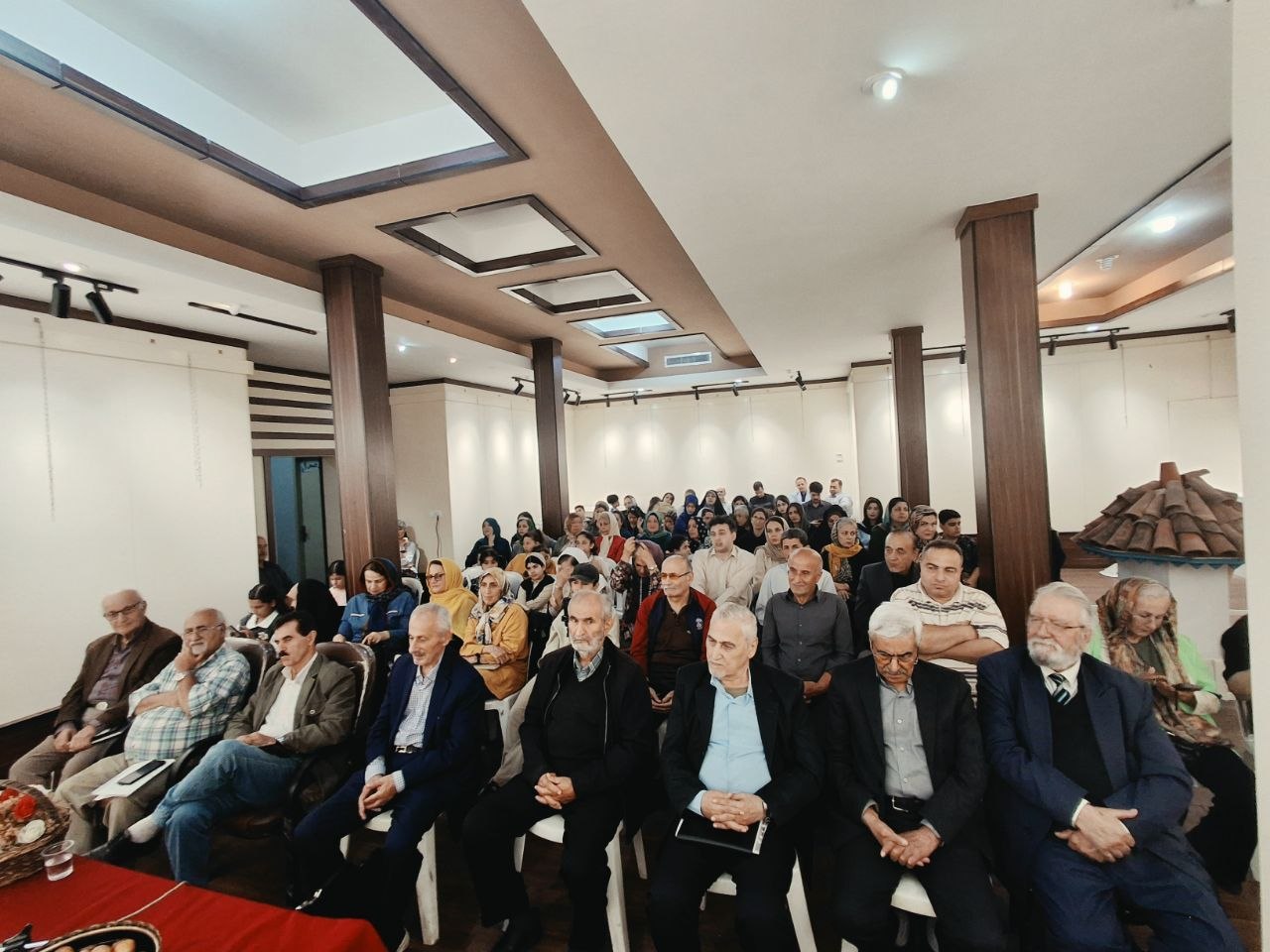 جلسه انجمن ادبی حزین لاهیجی